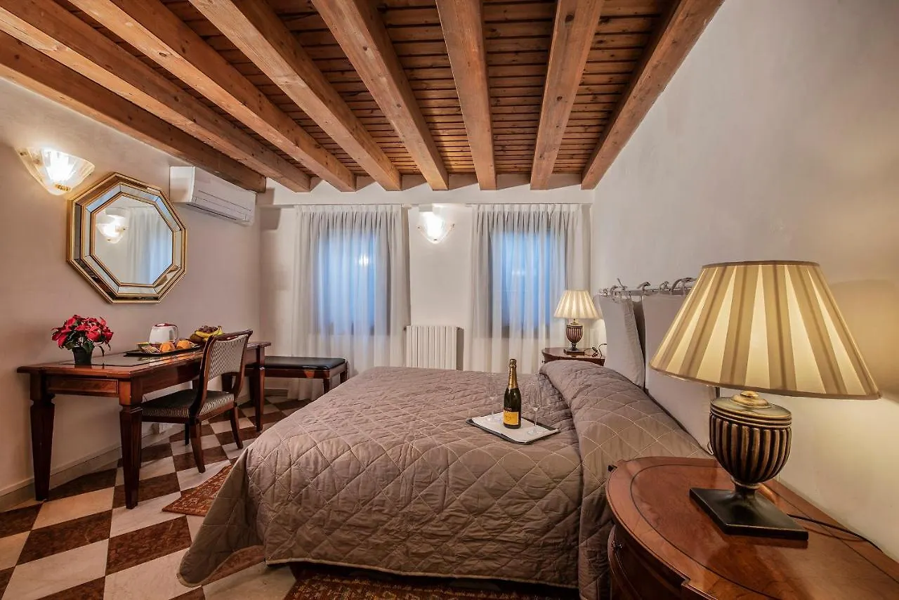 Anzolo Palace - Rooms & Apartments Benátky Penzion